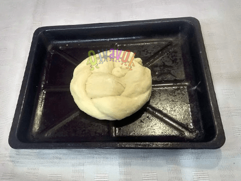 Challah agulah (braided bread round) 1 Challah agulah (braided bread round)