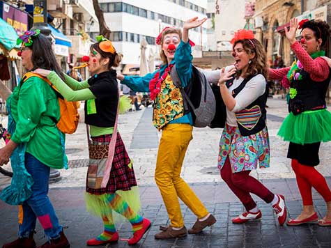 Al igual que en el carnaval, y como cantaba Serrat, en Purim todo se da vuelta...