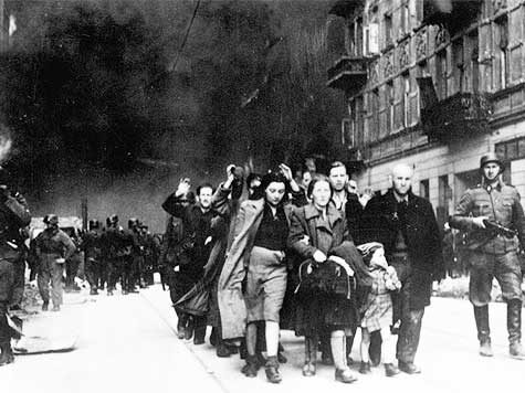 El 19 de abril de 1943, el general de las SS nazis Jurgen Stroop necesita de 10.000 hombres armados de carros blindados, autoametralladoras y lanzallamas para vencer la resistencia de un puñado de luchadores judíos y lograr su objetivo de destrucción total del gueto de Varsovia. Dos años después, la Alemania nazi es derrotada y Stroop es encarcelado junto a un resistente polaco en prisión por error, Kazimierz Moczarski. Stroop toma por confidente a Moczarski , quien toma concienzudamente de los recuerdos de asesino que Stroop va desgranando uno por uno en su presencia. Luego de su liberación Moczarski publica esas confidencias con el título "Dialogos con un verdugo" (publicadas en 1973 por el "Centro de documentación judía contemporánea" de París) Uno de los pasajes más remarcables es el que Stroop dedica a las mujeres combatientes del gueto de Varsovia: "Había también otro fenómeno característico, la participación en los combates de las mujeres judías. Estoy pensando en los grupos organizados de jóvenes del Haluzzenbewegung (el movimiento juvenil sionista Jalutz). Creo que no eran seres humanos, sino diablesas o diosas. Calmas, firmes, hábiles..Ágiles como acróbatas de circo A menudo tiraban con ambas manos, simultáneamente, con dos revólveres. Encarnizadas en el combate hasta el final. Peligrosas en el contacto directo. Una de esas jóvenes, Haluzzenmädel, capturada, tenía el aspecto de un inocente cordero. Totalmente resignada. Imagen Y de repente, mientras se acercaban algunos de nuestros soldados, ella sacó una granada y la arrojó a los SS. Sus maldiciones... hasta la décima generación por venir... Te ponían los pelos de punta. En esos casos sufríamos bajas; así que di la orden de no capturarlas, de no considerarlas como prisioneras de guerra, sino de asesinarlas de lejos bajo el fuego de las ametralladoras".