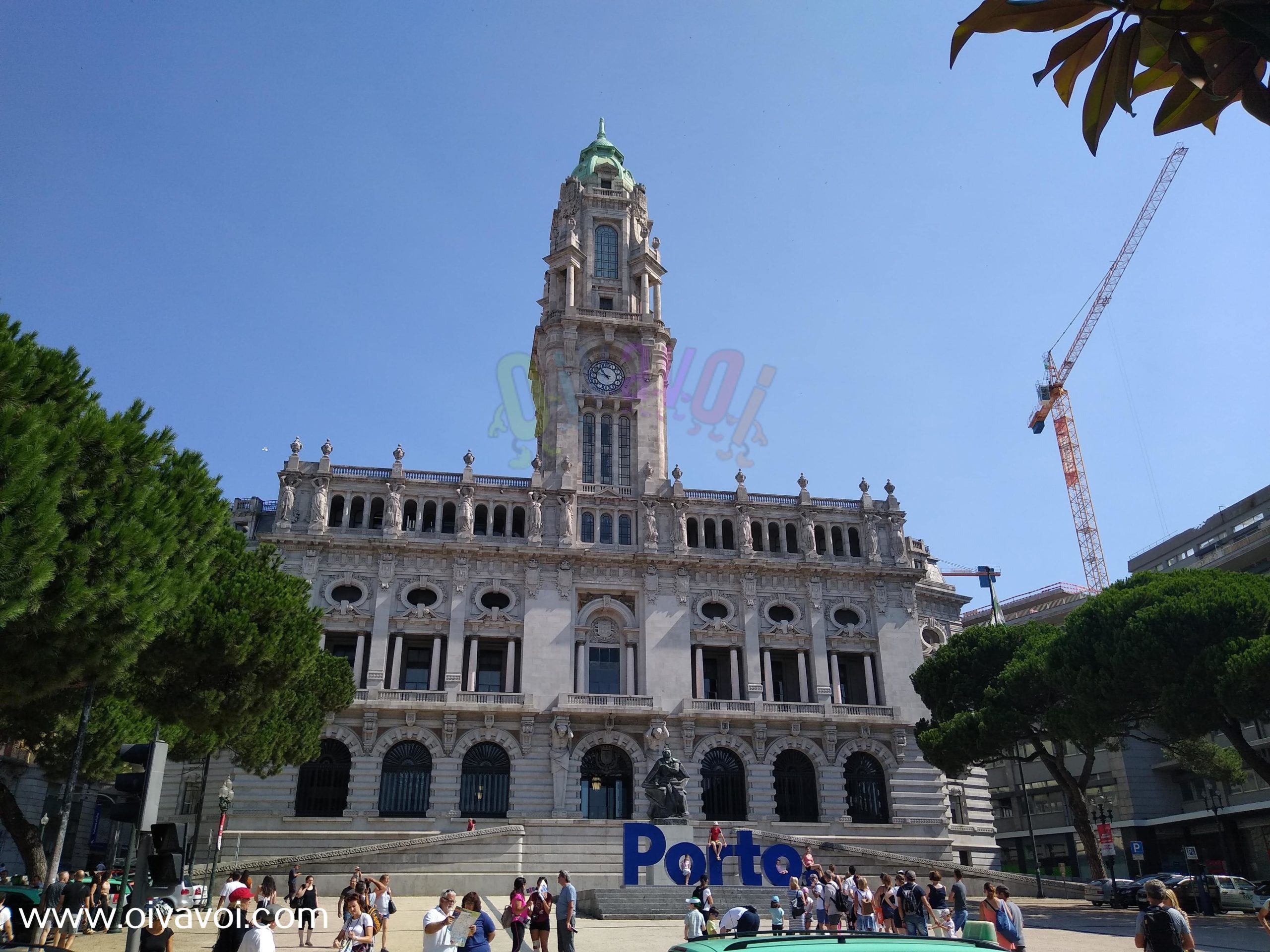 Cámara Municipal y logo de Oporto