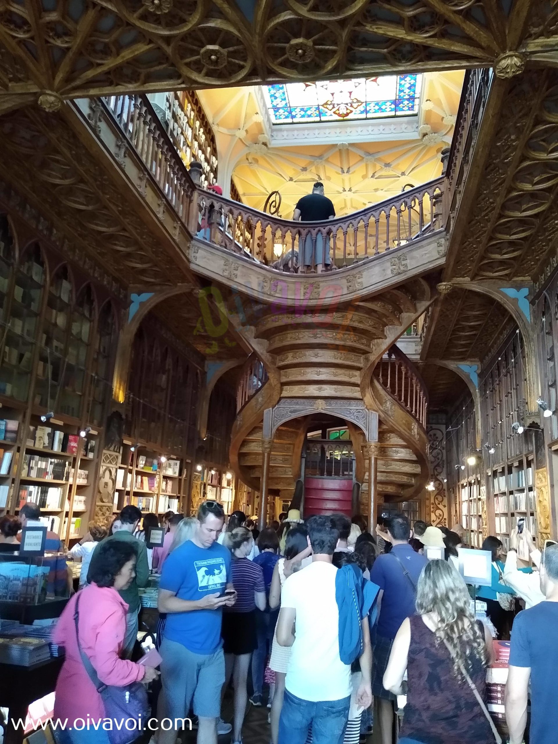 Escalera en la libreria Lello de Oporto