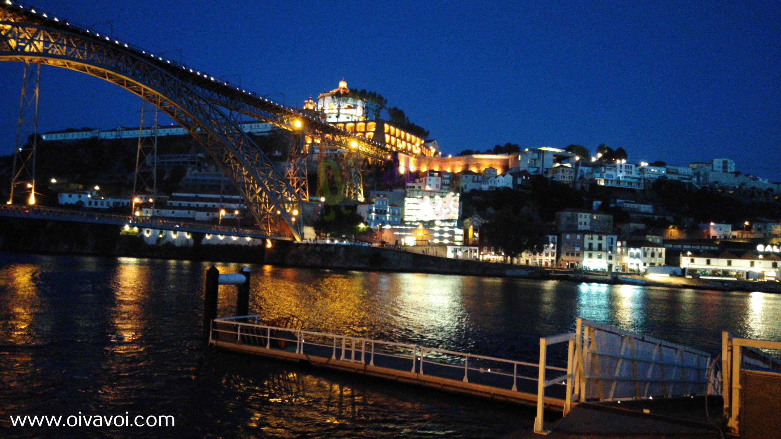 El puente Luis I y Vila Nova de Gaia de noche