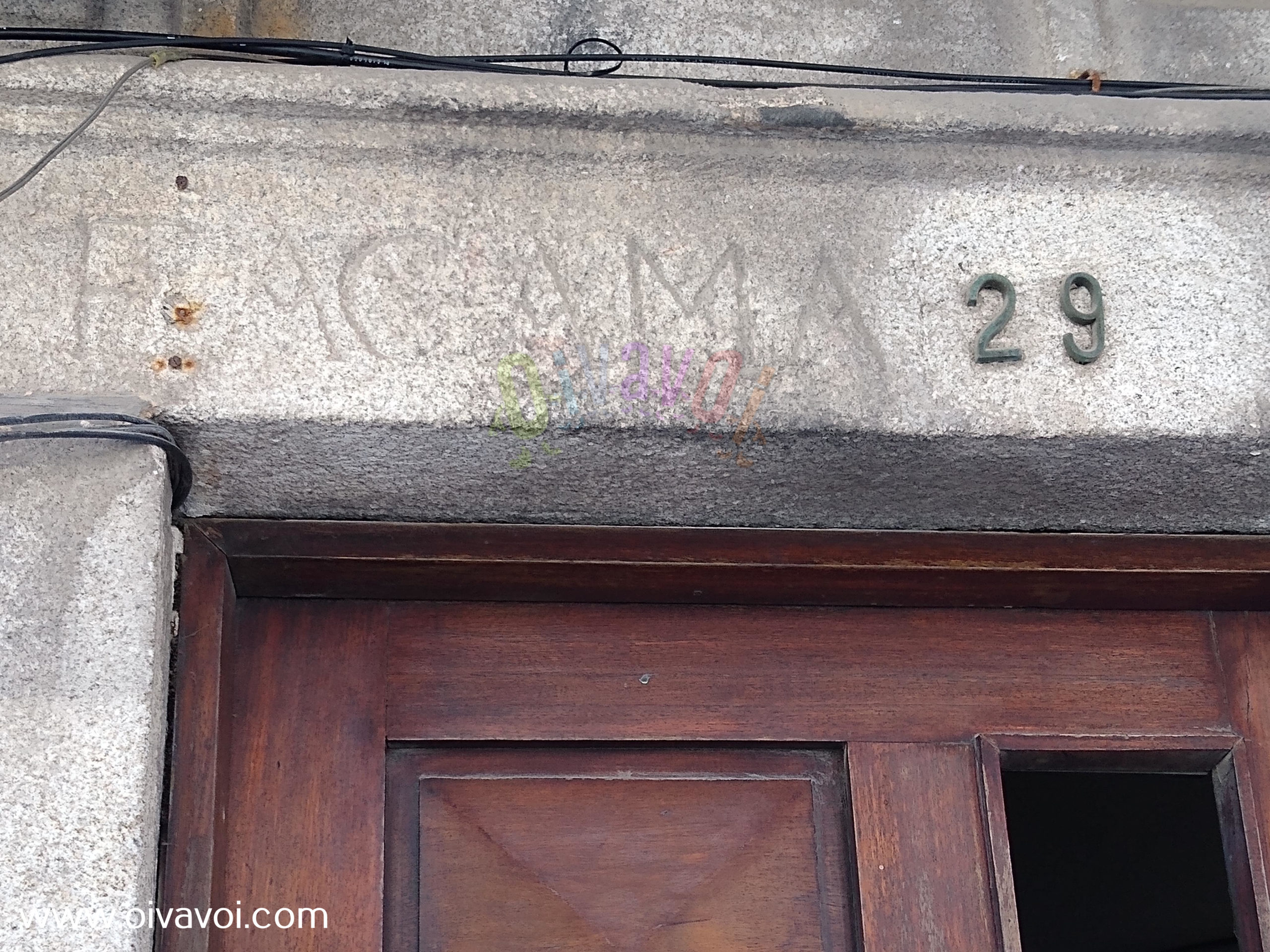 Casa con inscripciones en la rua de Sao Miguel