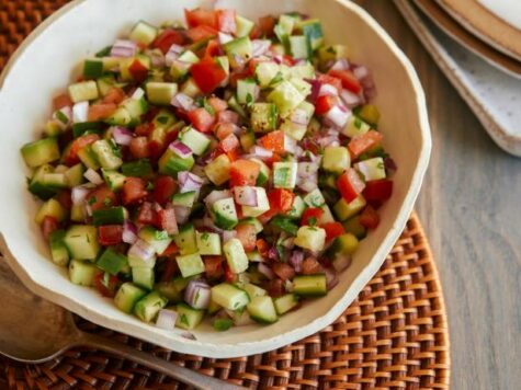 Ensalada estilo israelí de tomates y pepinos