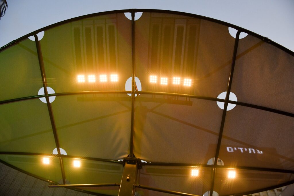 Tel Aviv prueba una tela solar que da sombra y se ilumina por la noche 1 Tel Aviv prueba una tela solar que da sombra y se ilumina por la noche