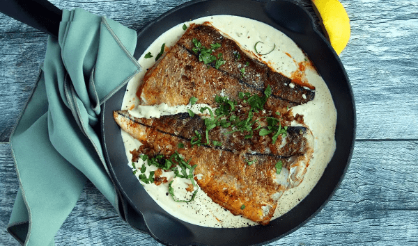 Pescado a la paprika con crema ácida